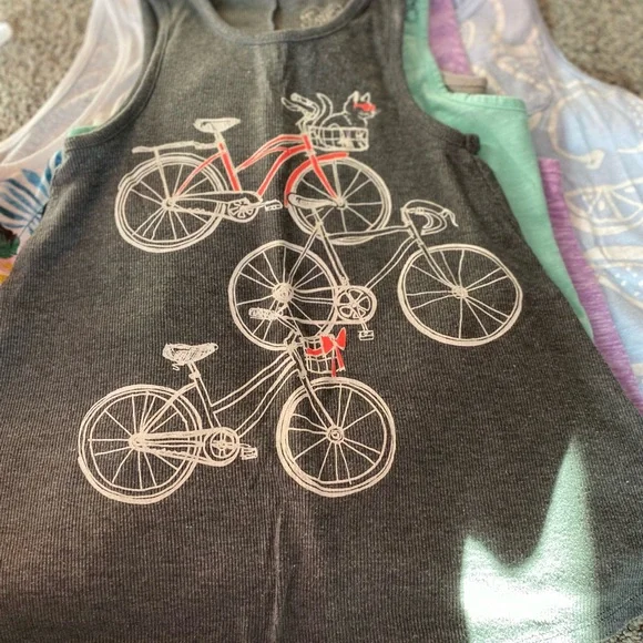 Bundle of 9 size medium (7/8) tanks. Various brands. - Picture 7 of 14